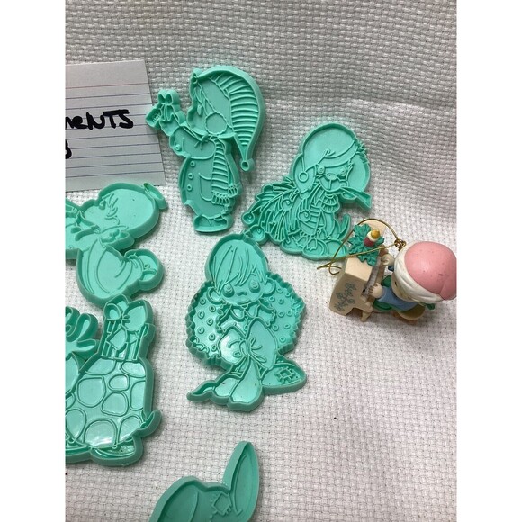 Wilton Cookie Cutters Precious Moments Plastic 1993~Lot Of 6 ~ Plus 2 Ornaments - Picture 3 of 9